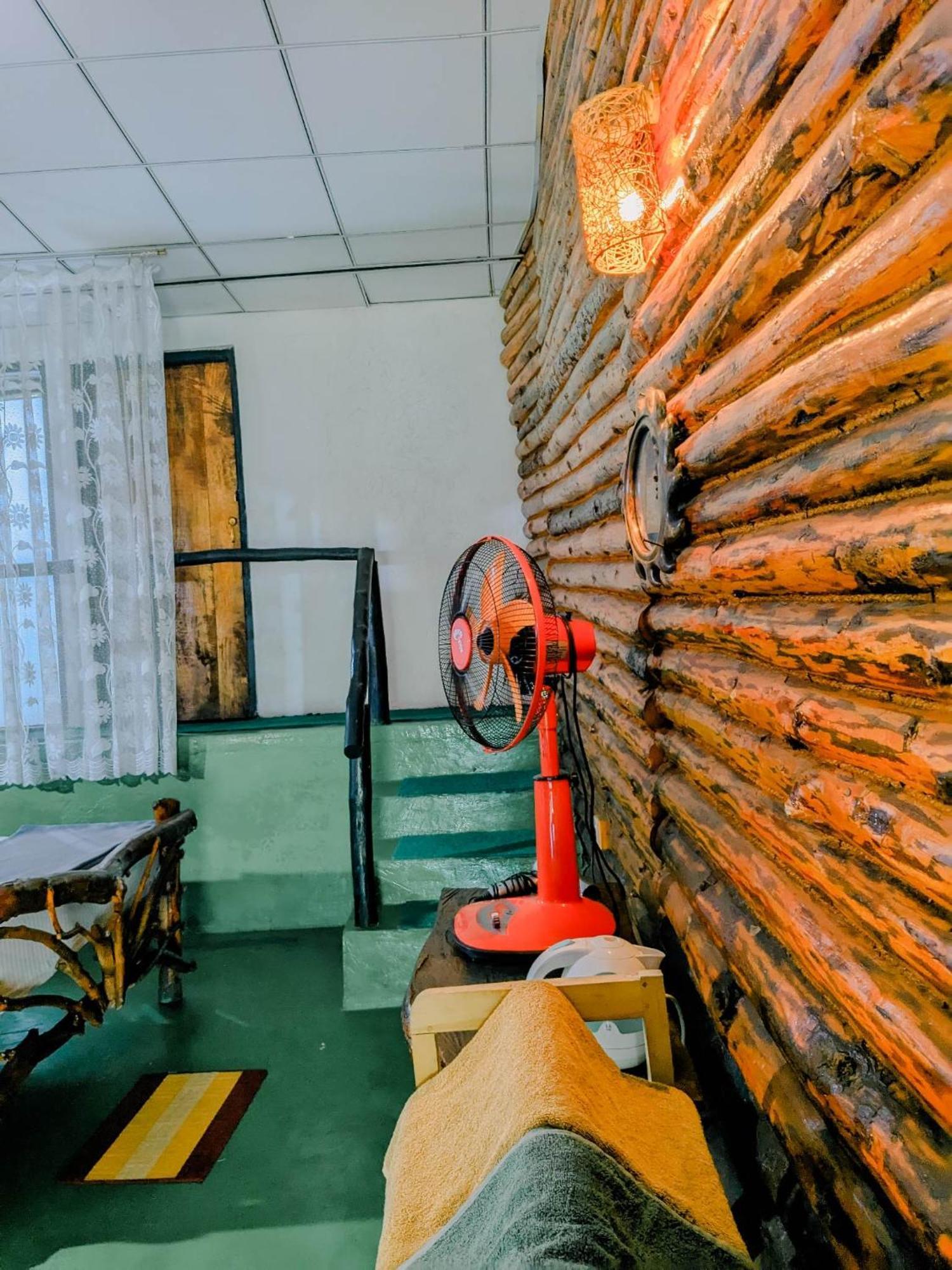 Hilltop Wood Lodge 埃拉 外观 照片
